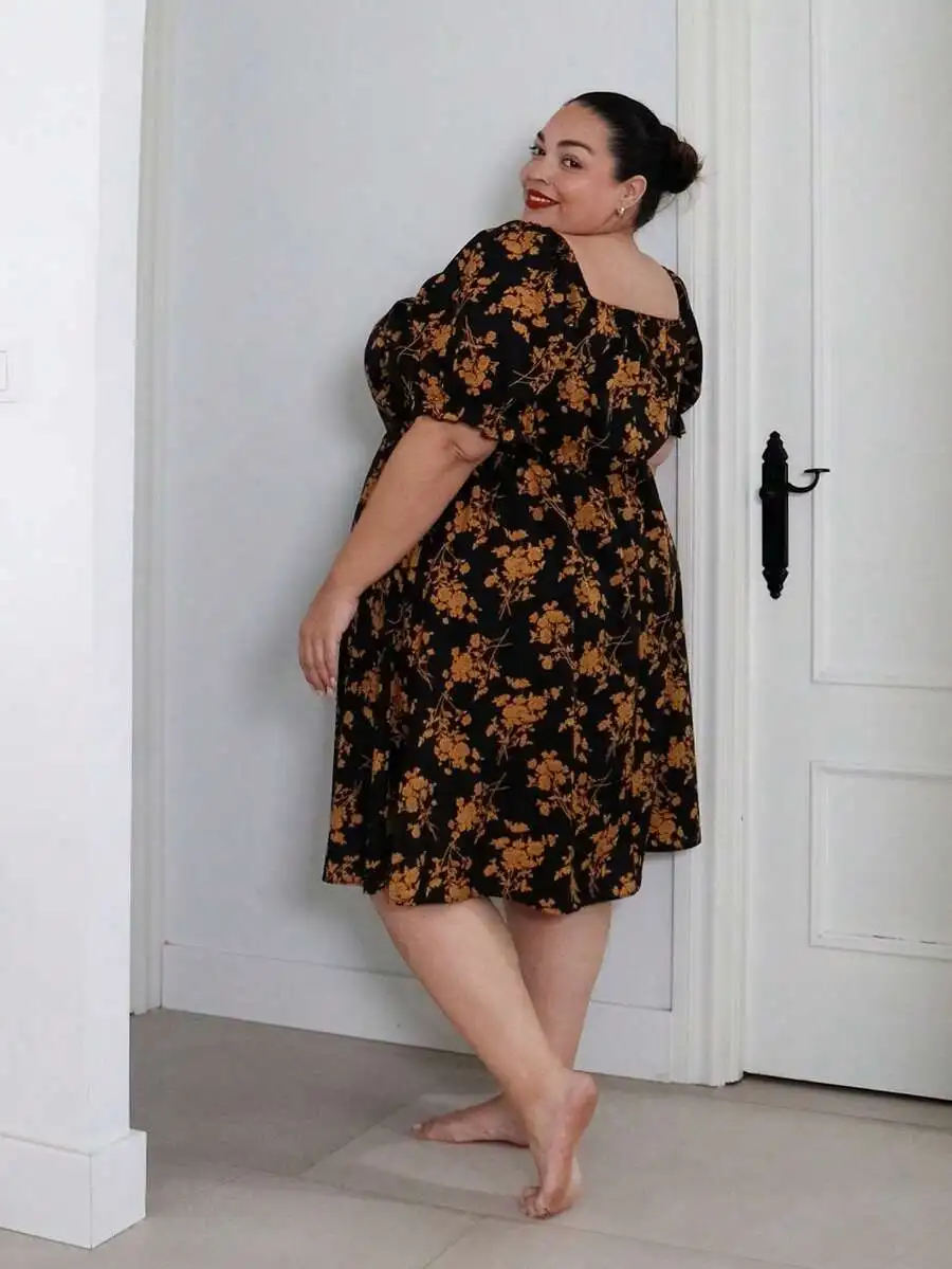 Plus Size Women Sweetheart Neck Ditsy Floral Short Sleeve Knee Length Dress
Plus Size Women Sweetheart Neck Ditsy Floral Short Sleeve Knee Length Dress