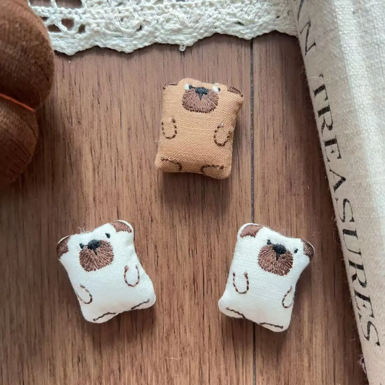 New Korean Stuffed Fabric Cartoon Two Color Bear Hair Clip Brooch Pin DIY for Shoes Socks Hat Clothing Embellishment Quality
New Korean Stuffed Fabric Cartoon Two Color Bear Hair Clip Brooch Pin DIY for Shoes Socks Hat Clothing Embellishment Quality