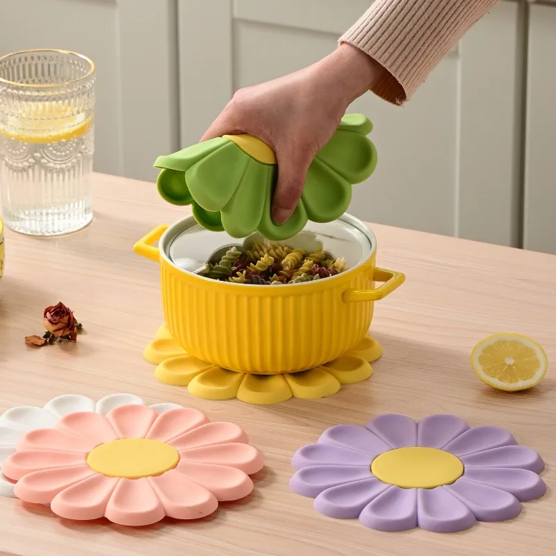 1PCS Flower Coaster Silicone Waterproof Anti-slip and High-Temperature Resistant Cup Mat Kitchen Tableware Set Table Protector
1PCS Flower Coaster Silicone Waterproof Anti-slip and High-Temperature Resistant Cup Mat Kitchen Tableware Set Table Protector