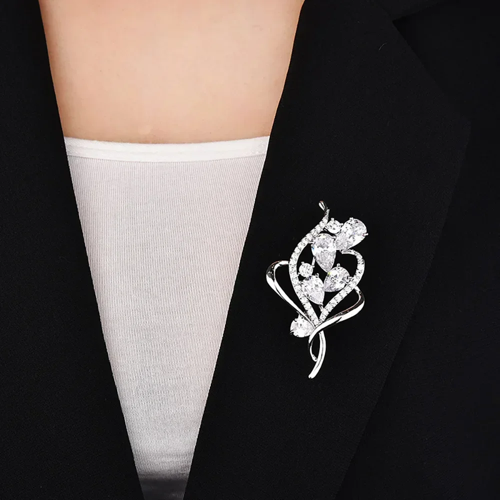 Fashion crystal flower brooch for Women Exquisite Simple Drop Zircon brooches Luxury Clothing Suit pins accessories Wedding Gift
Fashion crystal flower brooch for Women Exquisite Simple Drop Zircon brooches Luxury Clothing Suit pins accessories Wedding Gift