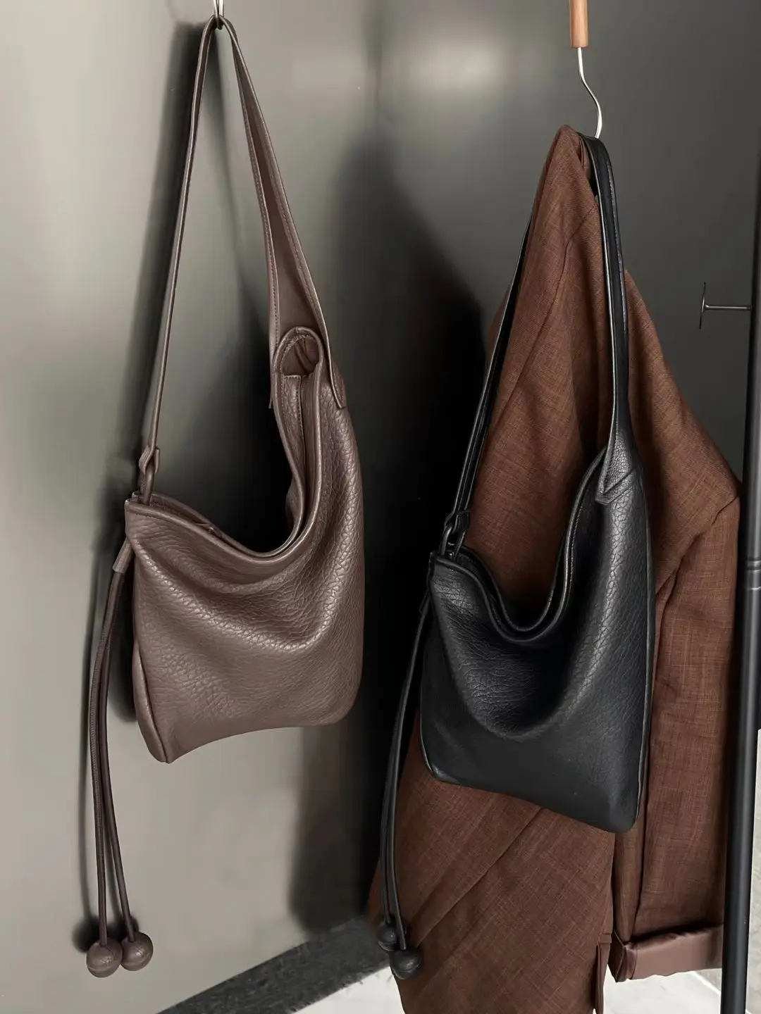 Натуральная кожаная женская сумка через плечо, люксовая дизайнерская сумка-тоут из овчины, нестандартная женская сумка на плечо
Натуральная кожаная женская сумка через плечо, люксовая дизайнерская сумка-тоут из овчины, нестандартная женская сумка на плечо