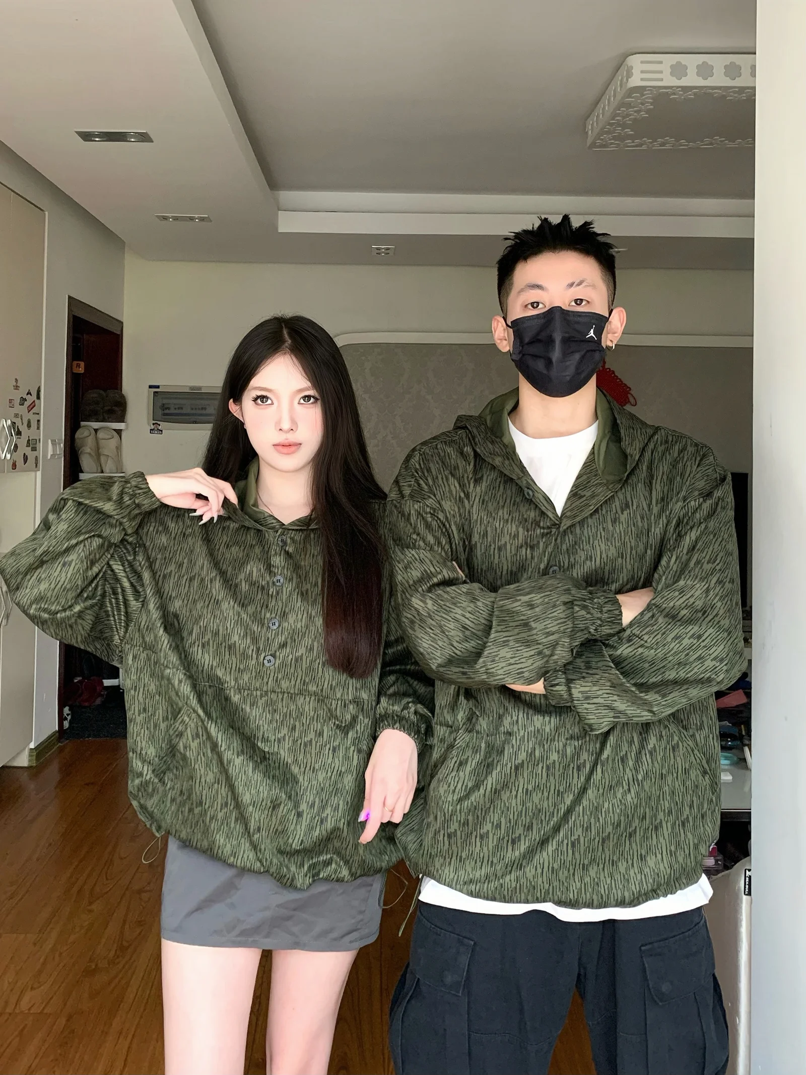 Youth Camouflage Hooded Jaet Couple Matching Loose Fit Waterproof Outdoor Workwear Sle Long Sve Button Decorated Coat
Youth Camouflage Hooded Jaet Couple Matching Loose Fit Waterproof Outdoor Workwear Sle Long Sve Button Decorated Coat