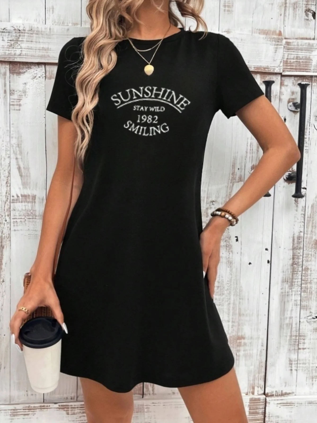 Женское повседневное платье больших размеров с круглым вырезом и солнечным светом Stay Wild Smile с буквенным принтом, свободное удобное платье с короткими рукавами 
Женское повседневное платье больших размеров с круглым вырезом и солнечным светом Stay Wild Smile с буквенным принтом, свободное удобное платье с короткими рукавами