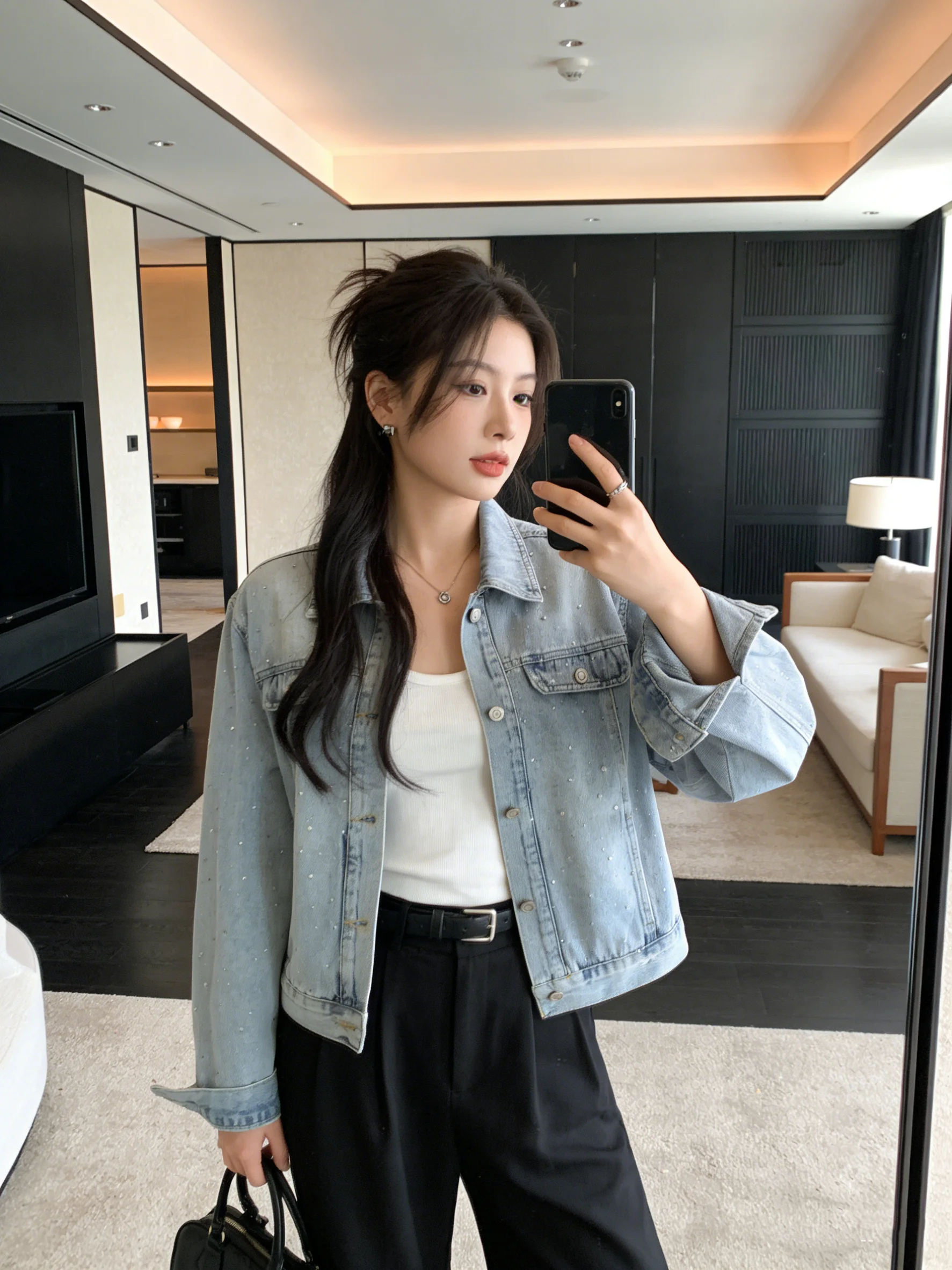 Винтажная джинсовая куртка с воротником, украшенная стразами, в корейском стиле, для ранней весны, короткая верхняя одежда для женщин
Винтажная джинсовая куртка с воротником, украшенная стразами, в корейском стиле, для ранней весны, короткая верхняя одежда для женщин