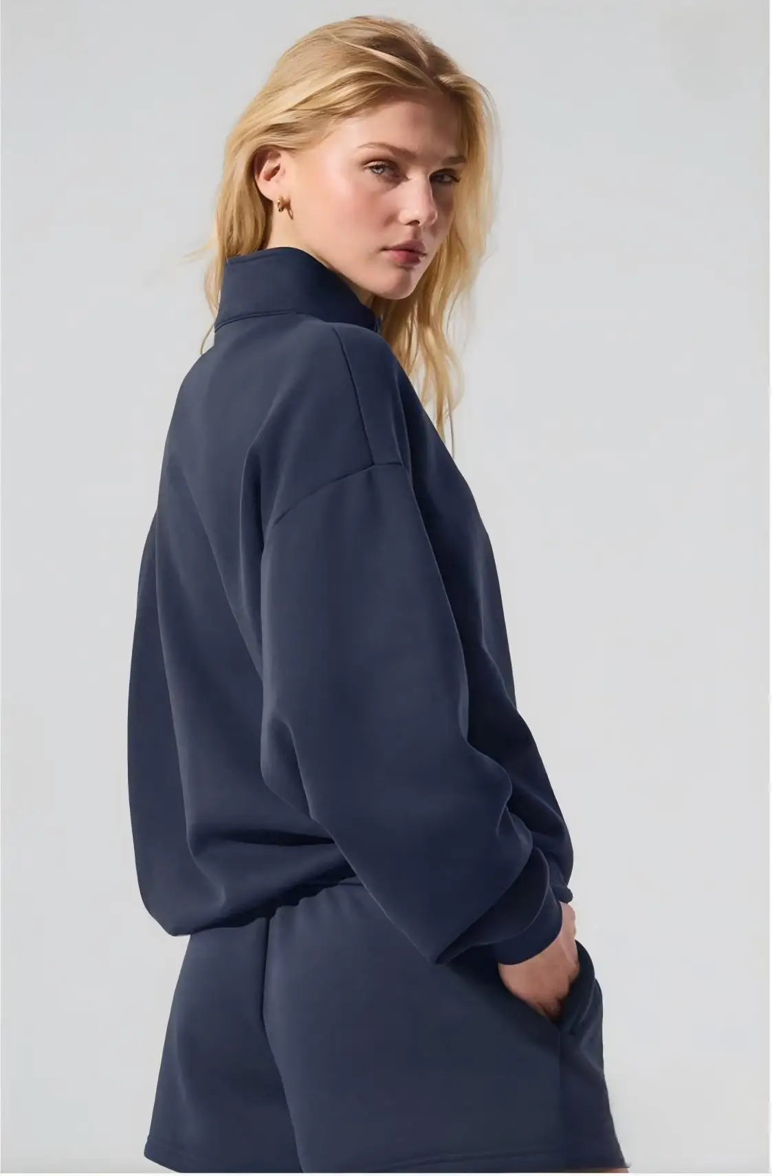 Новая серия 2026: Женский свитшот с воротником-стойкой, молнией 1/4, спущенными плечами и молнией Alf, плотность 380 г/м², с возможностью нанесения логотипа
Новая серия 2026: Женский свитшот с воротником-стойкой, молнией 1/4, спущенными плечами и молнией Alf, плотность 380 г/м², с возможностью нанесения логотипа