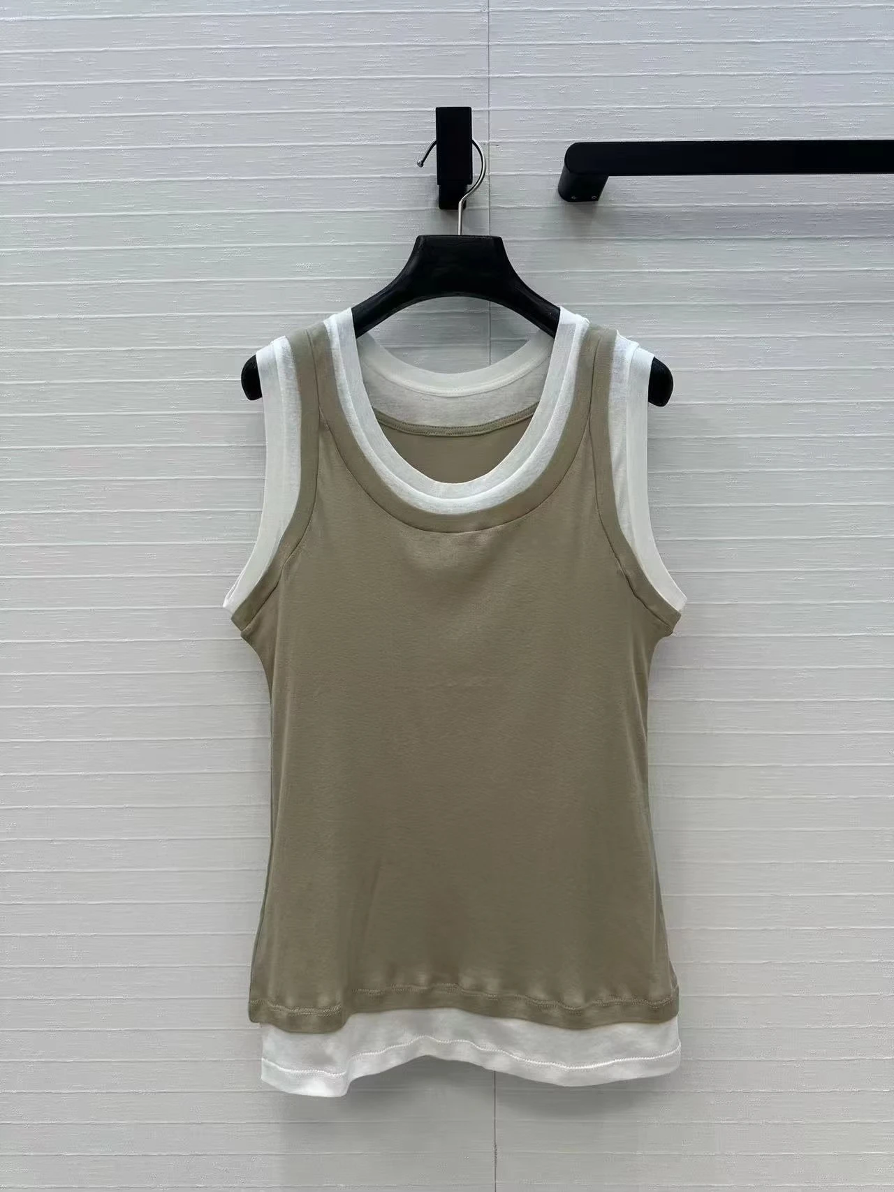 Designer Brand Summer 2025 New Fake Two-piece Contrasting Vest Sleeveless Top Casual Versatile Temperament Girl Style
Designer Brand Summer 2025 New Fake Two-piece Contrasting Vest Sleeveless Top Casual Versatile Temperament Girl Style