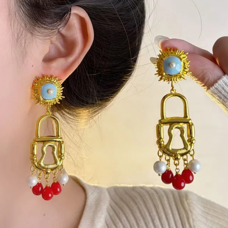 French Vintage Color Bead Tassel Metal Earrings Suitable for Women Exaggerated Lock Head Key Hole Ear Jewelry Party Accessories
French Vintage Color Bead Tassel Metal Earrings Suitable for Women Exaggerated Lock Head Key Hole Ear Jewelry Party Accessories