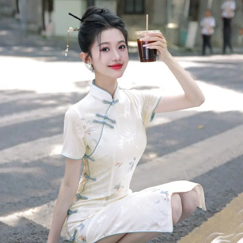 Новое повседневное платье Cheongsam средней длины в китайском стиле, элегантное летнее улучшенное женское платье Ципао для молодых девушек
Новое повседневное платье Cheongsam средней длины в китайском стиле, элегантное летнее улучшенное женское платье Ципао для молодых девушек