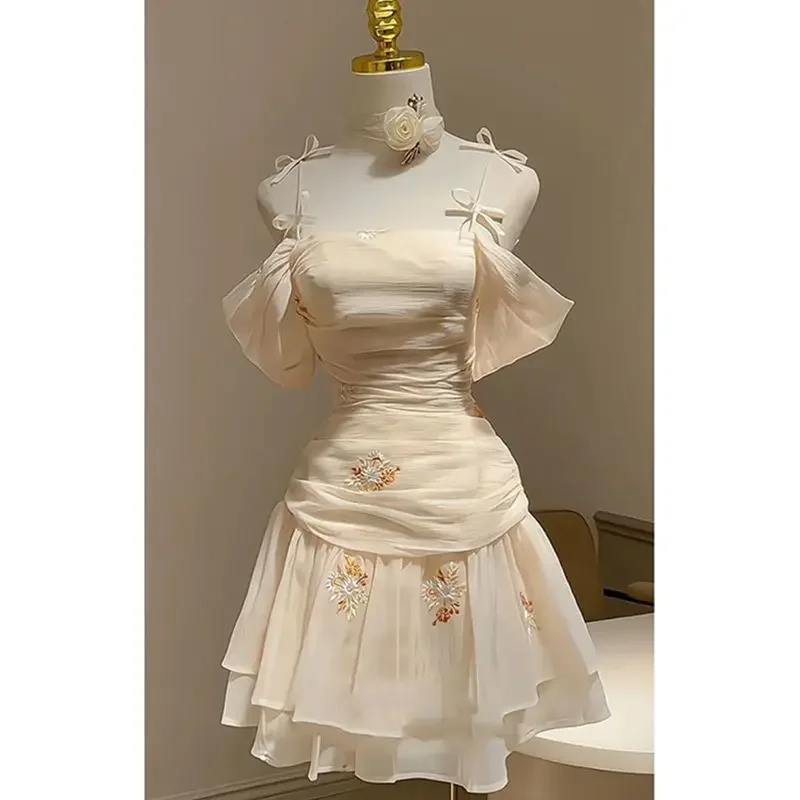 Beautiful Short Skirt For Women'S 2025 Summer new Japan Light Luxury High-End Apricot Daisy Waist-Hugging Suspender Dress
Beautiful Short Skirt For Women'S 2025 Summer new Japan Light Luxury High-End Apricot Daisy Waist-Hugging Suspender Dress