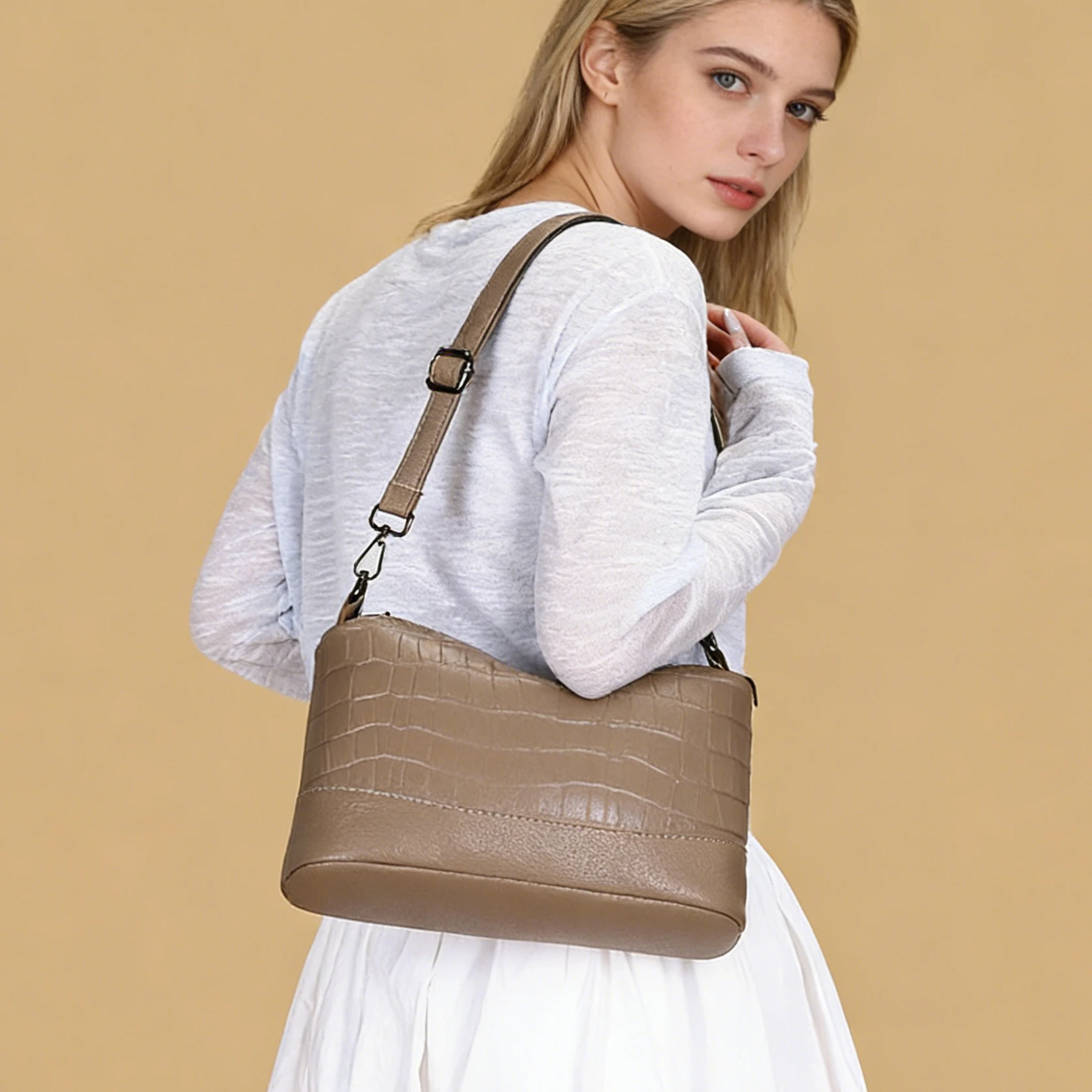 Genuine Leather Women's Crossbody Bag 3 Main Compartments Large Capacity Minimalist Versatile Commuter Shoulder Bag
Genuine Leather Women's Crossbody Bag 3 Main Compartments Large Capacity Minimalist Versatile Commuter Shoulder Bag