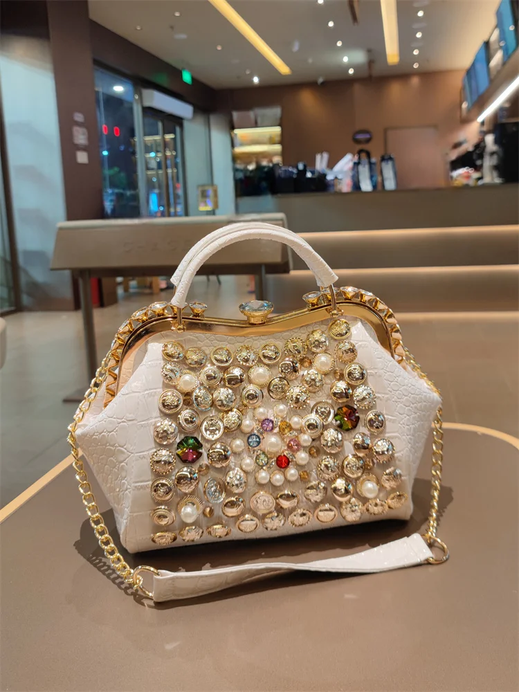 Ele Faionable Женская сумка Large Capaci Diamond Embellied Кожаная сумка через плечо Briti Sle Lo Bule Closure
Ele Faionable Женская сумка Large Capaci Diamond Embellied Кожаная сумка через плечо Briti Sle Lo Bule Closure