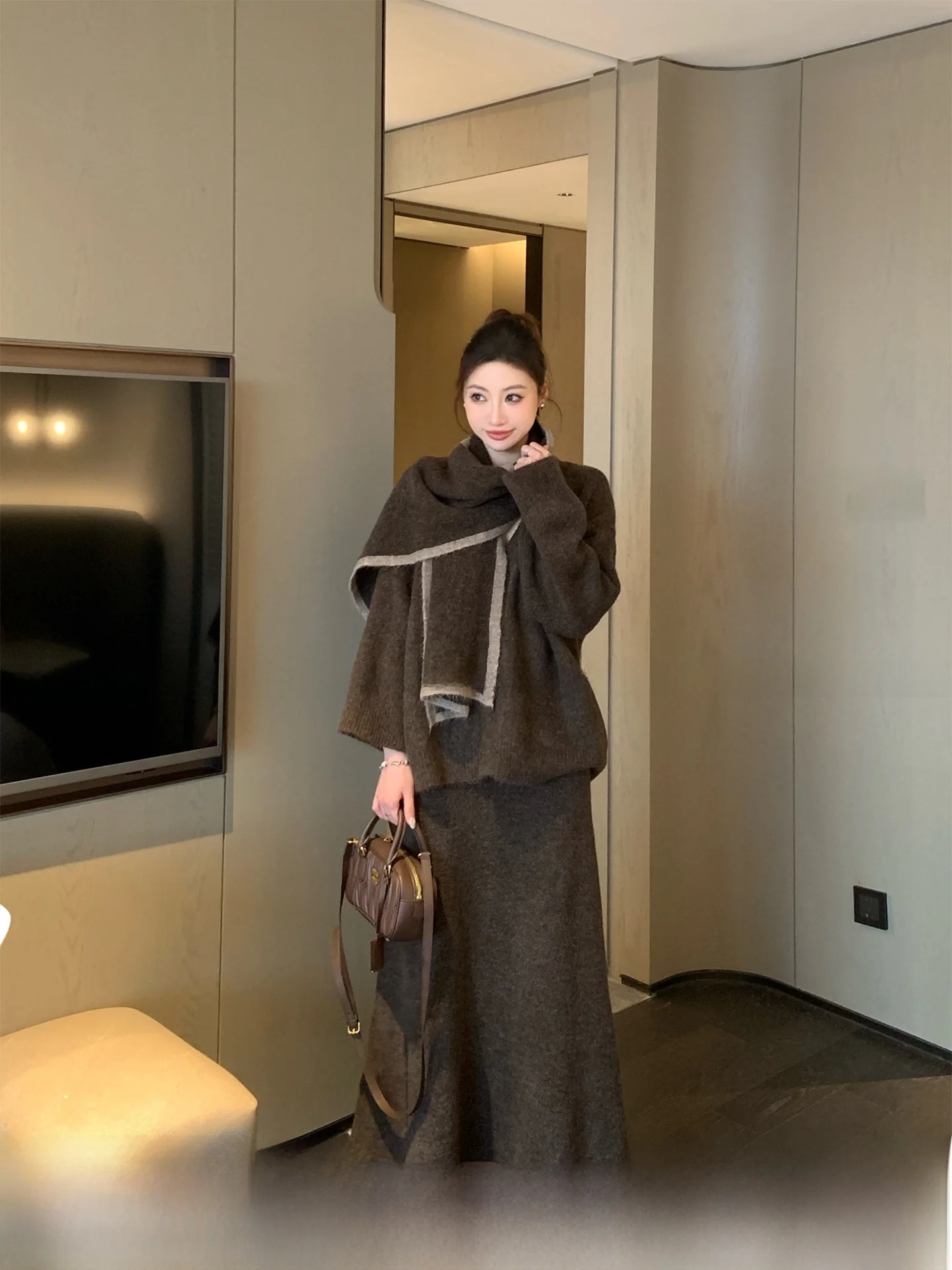 GV Big Brother Maple Brown Sunset Knitted Sweater Coat Half Skirt Set Spring New Women's V-neck with Scarf Casual Style Pure ...
GV Big Brother Maple Brown Sunset Knitted Sweater Coat Half Skirt Set Spring New Women's V-neck with Scarf Casual Style Pure ...