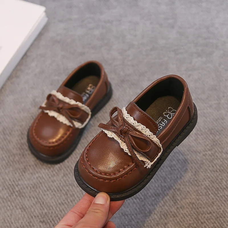 Осенние детские модельные кожаные туфли, модные туфли принцессы на плоской подошве с милым бантом для девочек, элегантные детские туфли Мэри Джейн с рюшами по краям
Осенние детские модельные кожаные туфли, модные туфли принцессы на плоской подошве с милым бантом для девочек, элегантные детские туфли Мэри Джейн с рюшами по краям