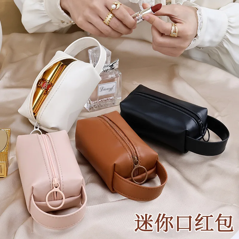 Водонепроницаемая портативная женская ручная косметичка из искусственной кожи, маленькая сумка для хранения помады на мини-молнии
Водонепроницаемая портативная женская ручная косметичка из искусственной кожи, маленькая сумка для хранения помады на мини-молнии