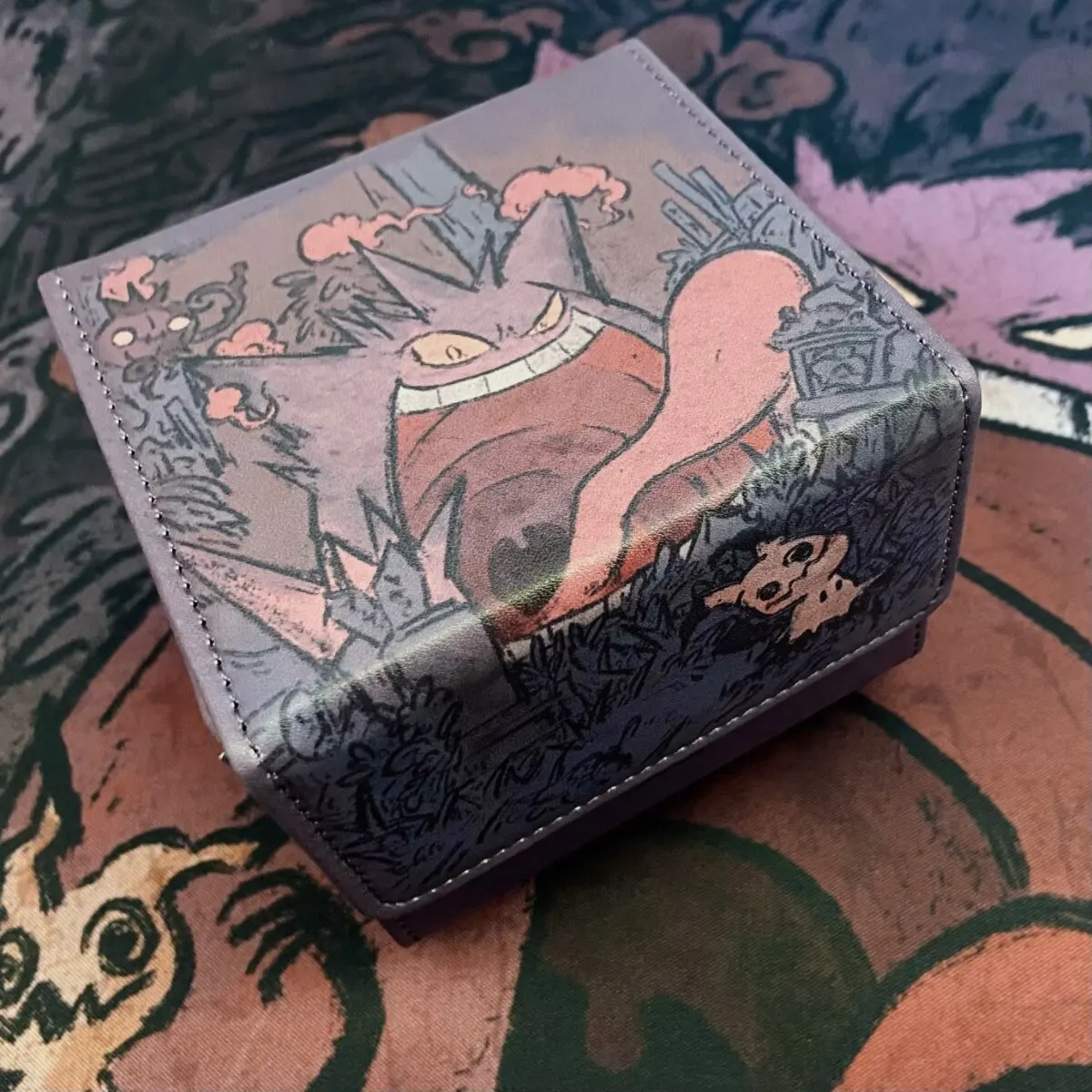 Коробка для хранения карт PTCG Gengar, сделанная своими руками, кожаный защитный футляр для коллекционных карт PTCG Mimikyu, подарок для любителей аниме-карт
Коробка для хранения карт PTCG Gengar, сделанная своими руками, кожаный защитный футляр для коллекционных карт PTCG Mimikyu, подарок для любителей аниме-карт