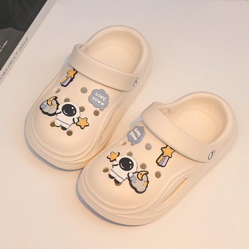 Children's thick-bottomed soft-soled clogs with a poop feeling, wrapped around the head, lightweight, breathable, comfortable, a
Children's thick-bottomed soft-soled clogs with a poop feeling, wrapped around the head, lightweight, breathable, comfortable, a