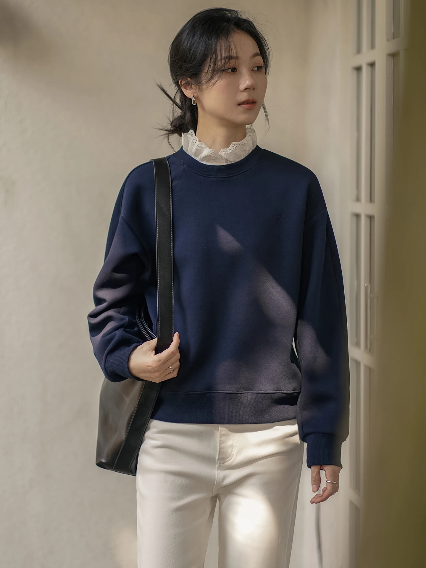 Корейский свободный свитшот для женщин на весну 2026 с отстегивающимся кружевным воротником, внутренним воздушным слоем и длинными рукавами, термотоп
Корейский свободный свитшот для женщин на весну 2026 с отстегивающимся кружевным воротником, внутренним воздушным слоем и длинными рукавами, термотоп