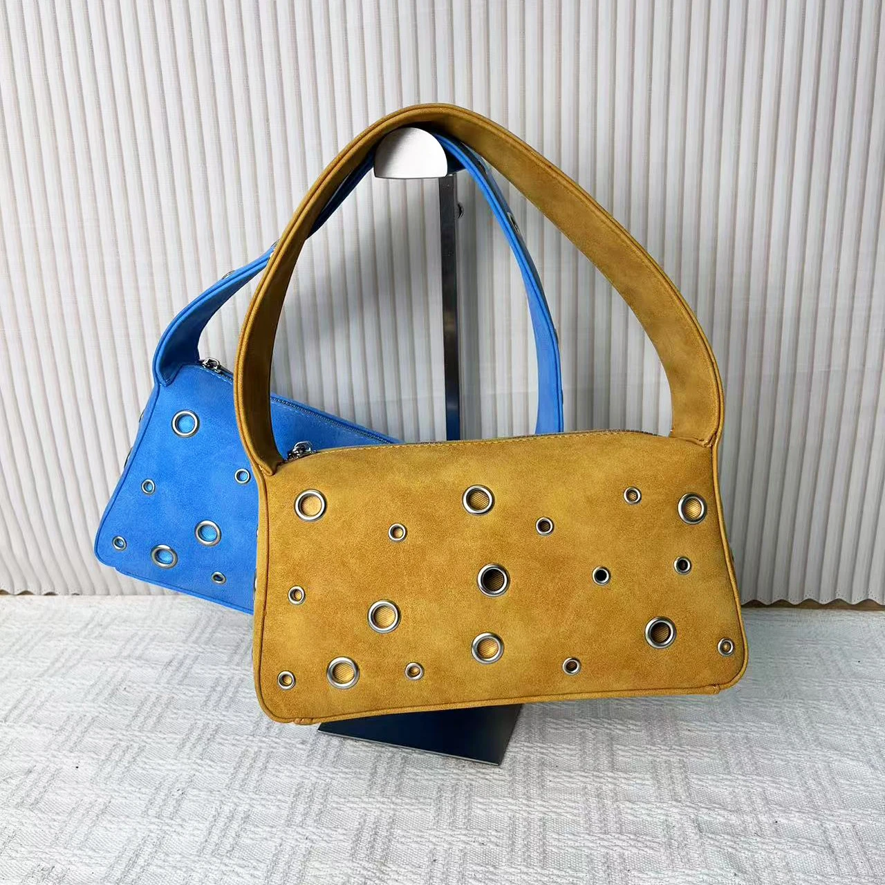 Fashion Rivet Underarm Large Capacity Retro Handbag Shoulder Bag Imitation Suede Leather Women's Autumn/Winter Women's 2025 New
Fashion Rivet Underarm Large Capacity Retro Handbag Shoulder Bag Imitation Suede Leather Women's Autumn/Winter Women's 2025 New