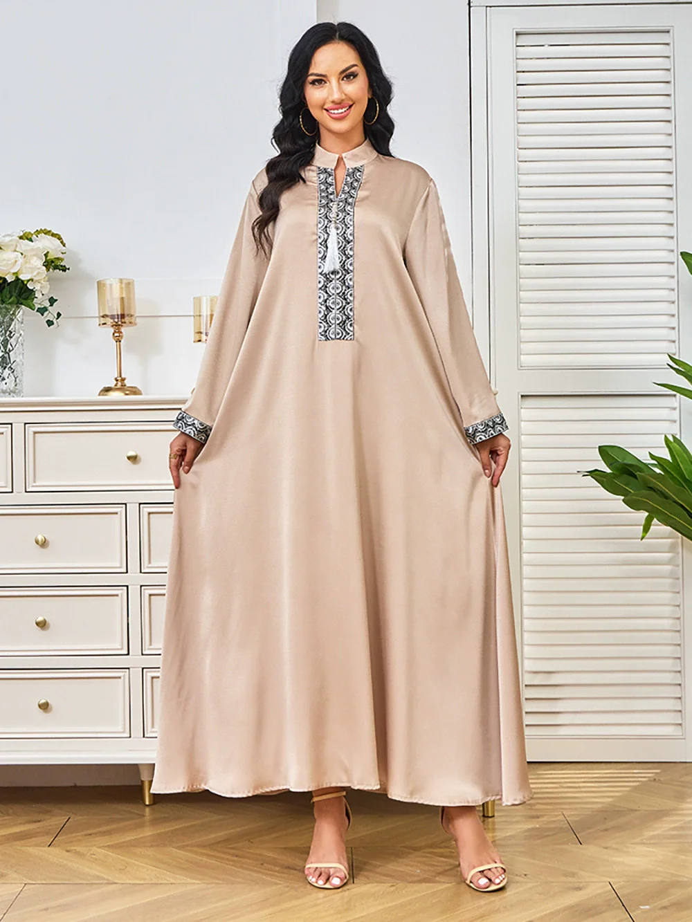 Middle East Dubai Autumn/Winter Women's Wear Muslim Luxury Fashion Robe Women's Long Dress Tassel Pendant Dress
Middle East Dubai Autumn/Winter Women's Wear Muslim Luxury Fashion Robe Women's Long Dress Tassel Pendant Dress