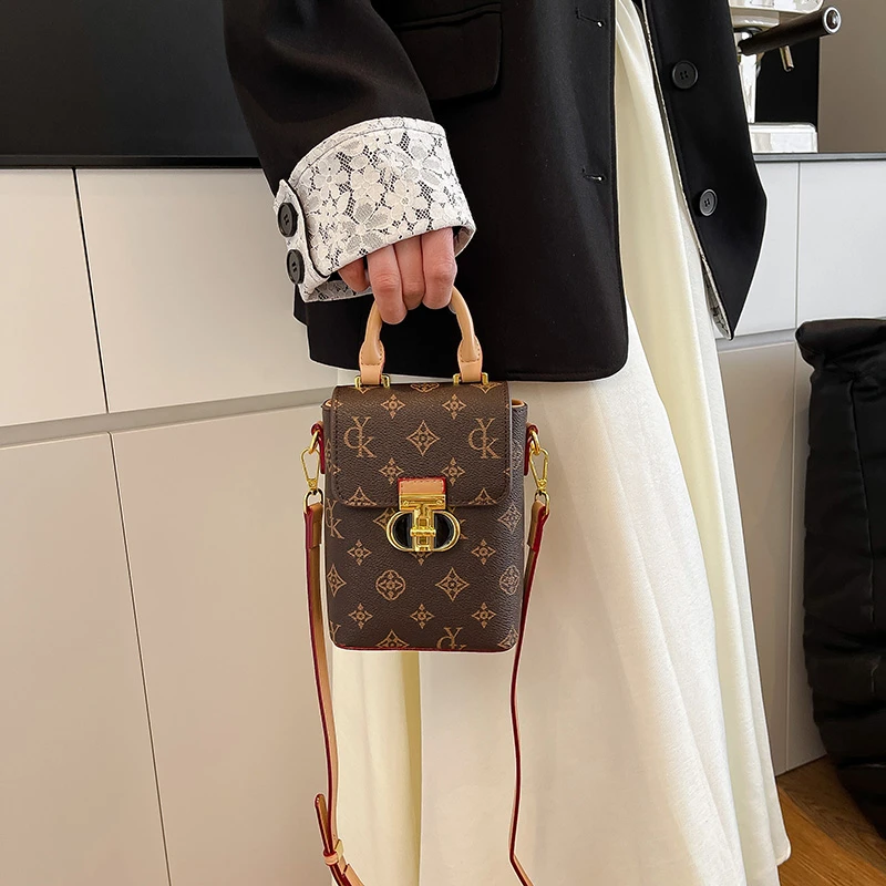 Stylish Designer Crossbody Bag High-End Minimalist Vintage Leather Clutch Solid Color Unique For Women
Stylish Designer Crossbody Bag High-End Minimalist Vintage Leather Clutch Solid Color Unique For Women