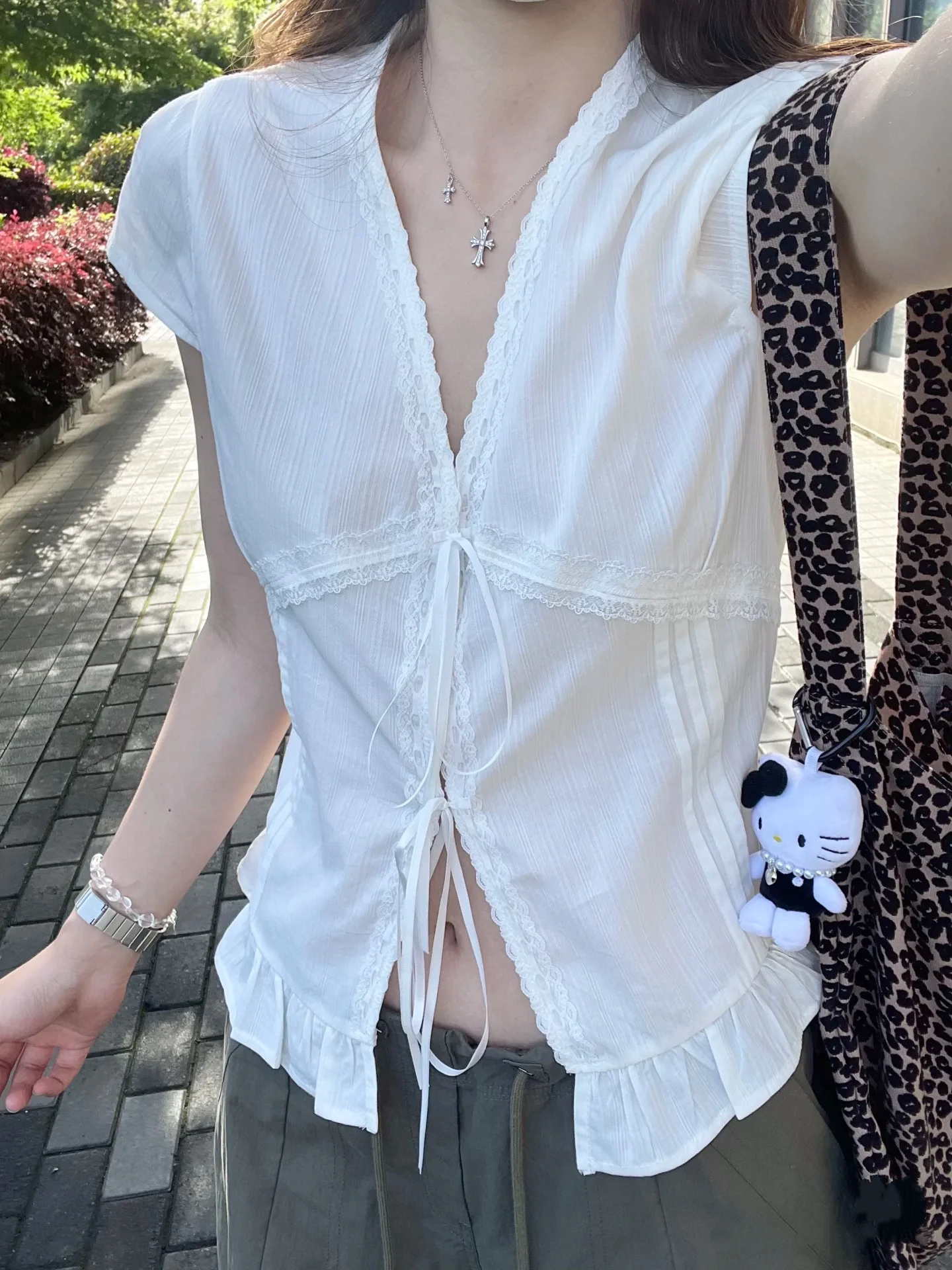 Kumikumi Gentle Wind Pure Color Lace Trim Belted Short Sleeve Shirt Women Summer Anti-Aging Casual Slimming Top
Kumikumi Gentle Wind Pure Color Lace Trim Belted Short Sleeve Shirt Women Summer Anti-Aging Casual Slimming Top