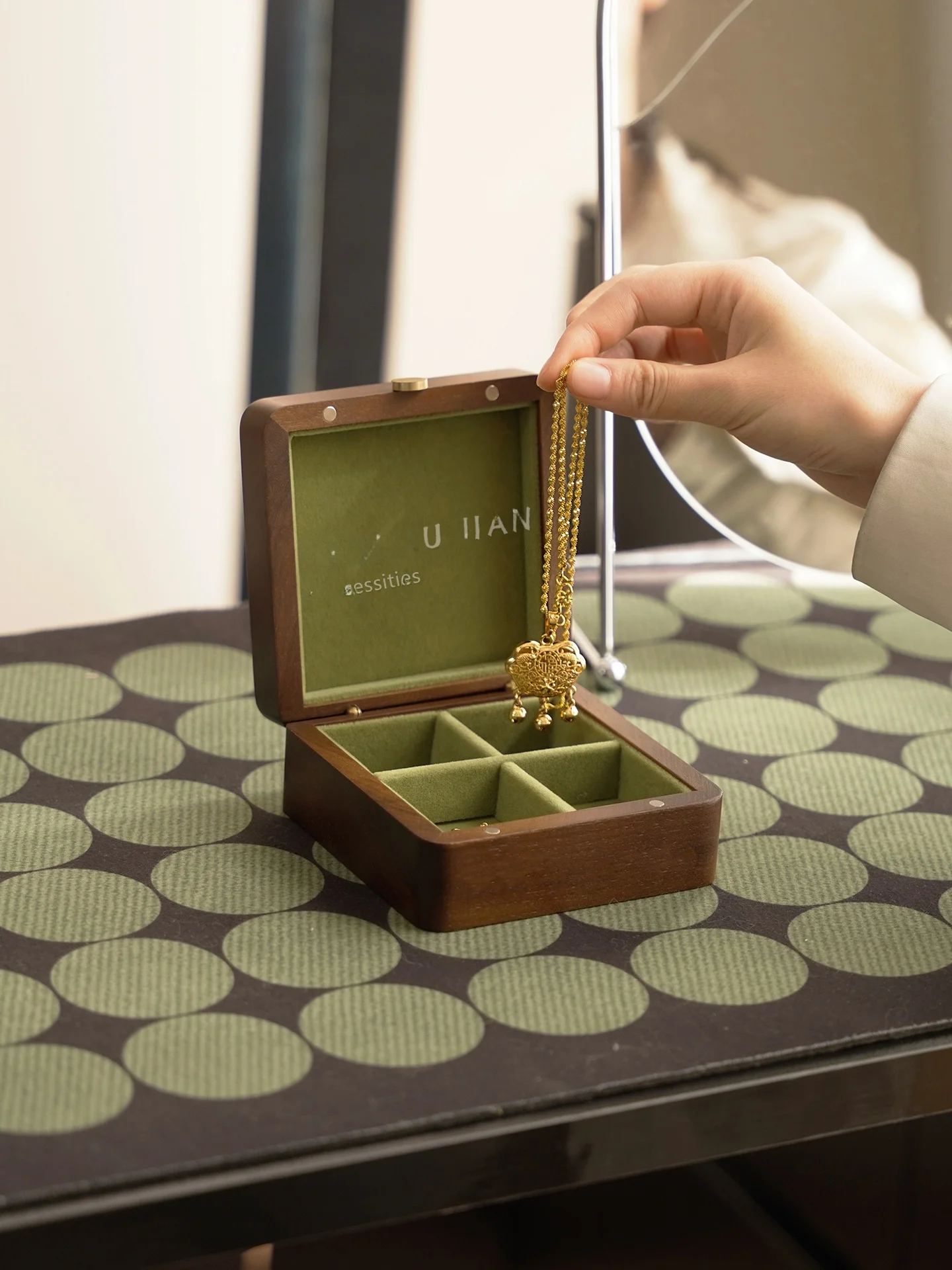 Портативная дорожная деревянная шкатулка для украшений, пылезащитная, антиокислительная, изысканная подарочная коробка, деревянный ящик для хранения винтажных украшений 80-х годов
Портативная дорожная деревянная шкатулка для украшений, пылезащитная, антиокислительная, изысканная подарочная коробка, деревянный ящик для хранения винтажных украшений 80-х годов