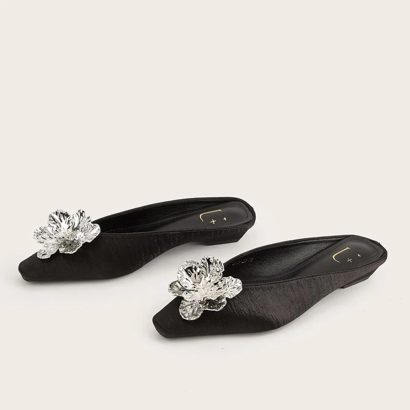Women's Mules Fashion Slides Black Silver Gold Satin Floral Spring Summer Sandals Pumps Slip on Flats Shoes 2025 Luxury Elegant
Women's Mules Fashion Slides Black Silver Gold Satin Floral Spring Summer Sandals Pumps Slip on Flats Shoes 2025 Luxury Elegant