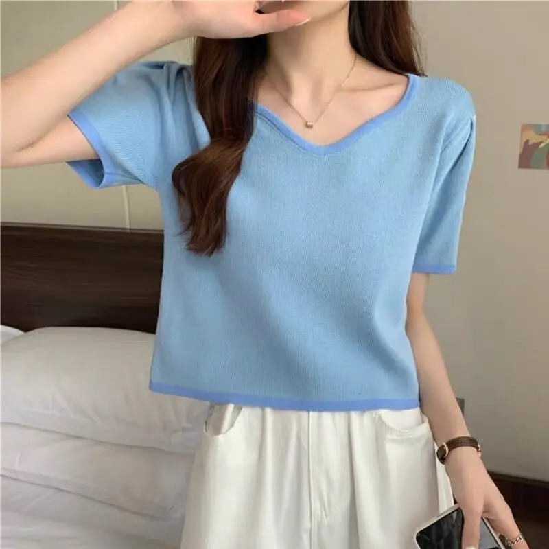 T-shirt Ice Silk Knitted Sweater, Short-sleeved Women's Summer Short High Waist Navel-exposed Design Niche Irregular V-neck Top
T-shirt Ice Silk Knitted Sweater, Short-sleeved Women's Summer Short High Waist Navel-exposed Design Niche Irregular V-neck Top