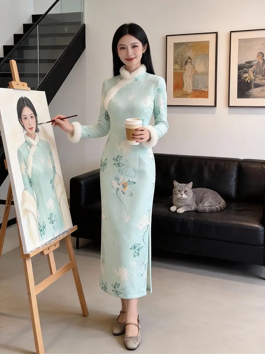 Утепленное платье с цветочным узором и длинными рукавами в новом китайском стиле, коллекция «Нежный Ветер», зимнее, новинка, теплое, 100% полиэстер
Утепленное платье с цветочным узором и длинными рукавами в новом китайском стиле, коллекция «Нежный Ветер», зимнее, новинка, теплое, 100% полиэстер