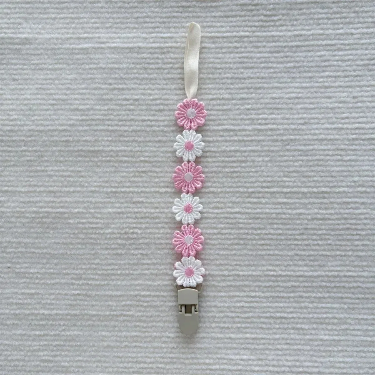 Cute Daisy Floral Dummy Clip Anti-Drop Pacifier Chain Nipple Soother Holder Exquisite Flower Baby Accessories Elegant Thoughtful Gift For Baby Shower Newborn Party Holiday Presents Lovely Ornament For Toddlers And New Families
Cute Daisy Floral Dummy Clip Anti-Drop Pacifier Chain Nipple Soother Holder Exquisite Flower Baby Accessories Elegant Thoughtful Gift For Baby Shower Newborn Party Holiday Presents Lovely Ornament For Toddlers And New Families