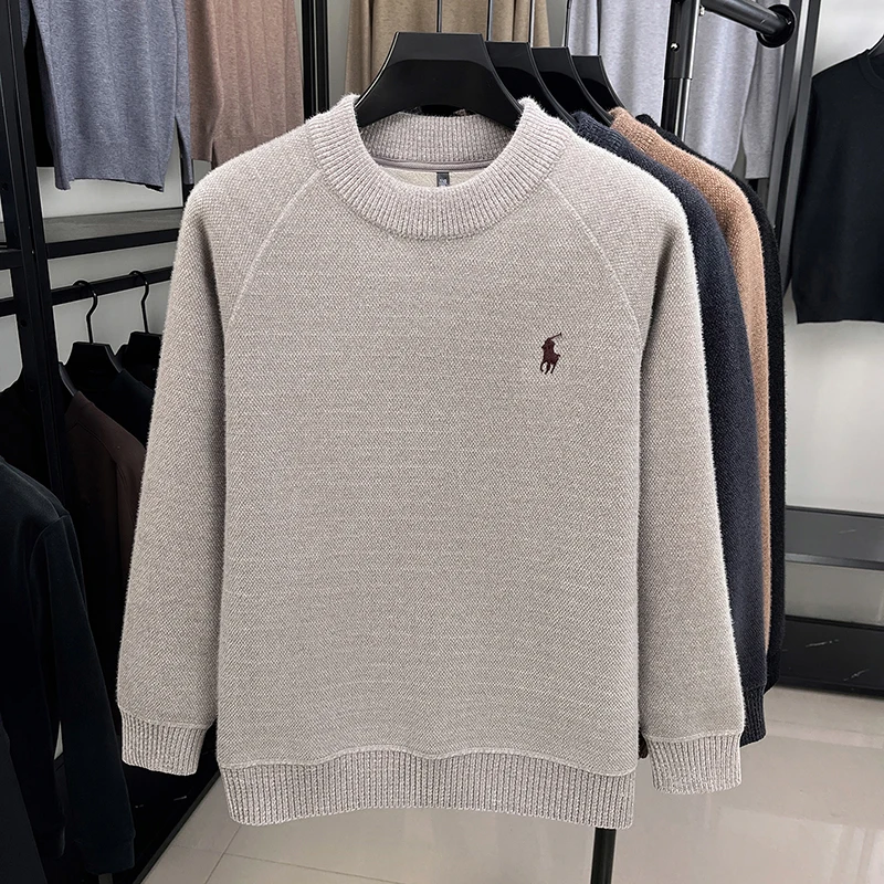 2025 Новый вязаный шерстяной свитер с круглым вырезом и бархатом для мужчин, осенне-зимний утолщенный теплый вязаный свитер с внутренней или внешней частью
2025 Новый вязаный шерстяной свитер с круглым вырезом и бархатом для мужчин, осенне-зимний утолщенный теплый вязаный свитер с внутренней или внешней частью