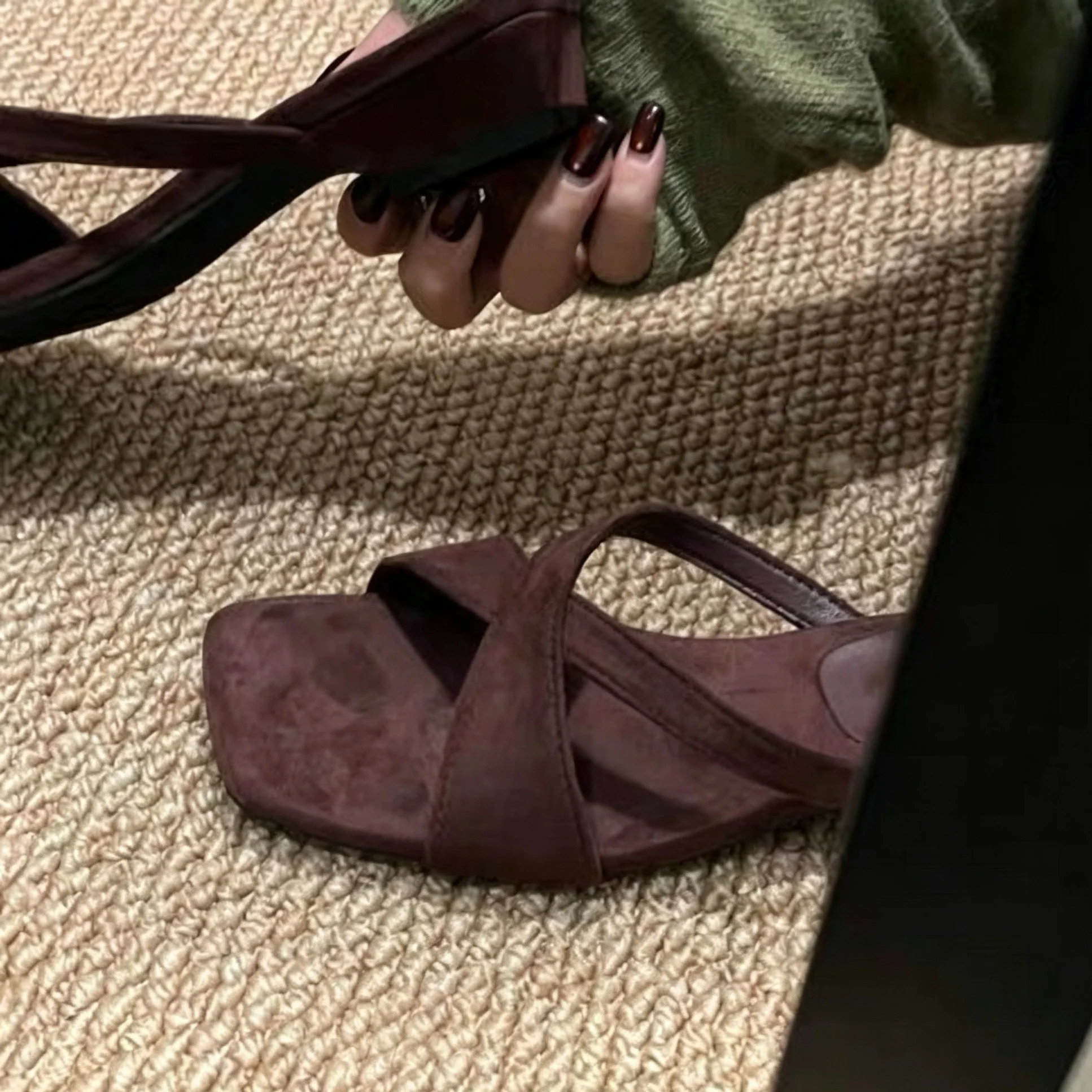 Summer New Suede Cross-Strap Square-Toe Low-Heel Slippers for Women, Retro Forest Style Versatile Women's Shoes
Summer New Suede Cross-Strap Square-Toe Low-Heel Slippers for Women, Retro Forest Style Versatile Women's Shoes