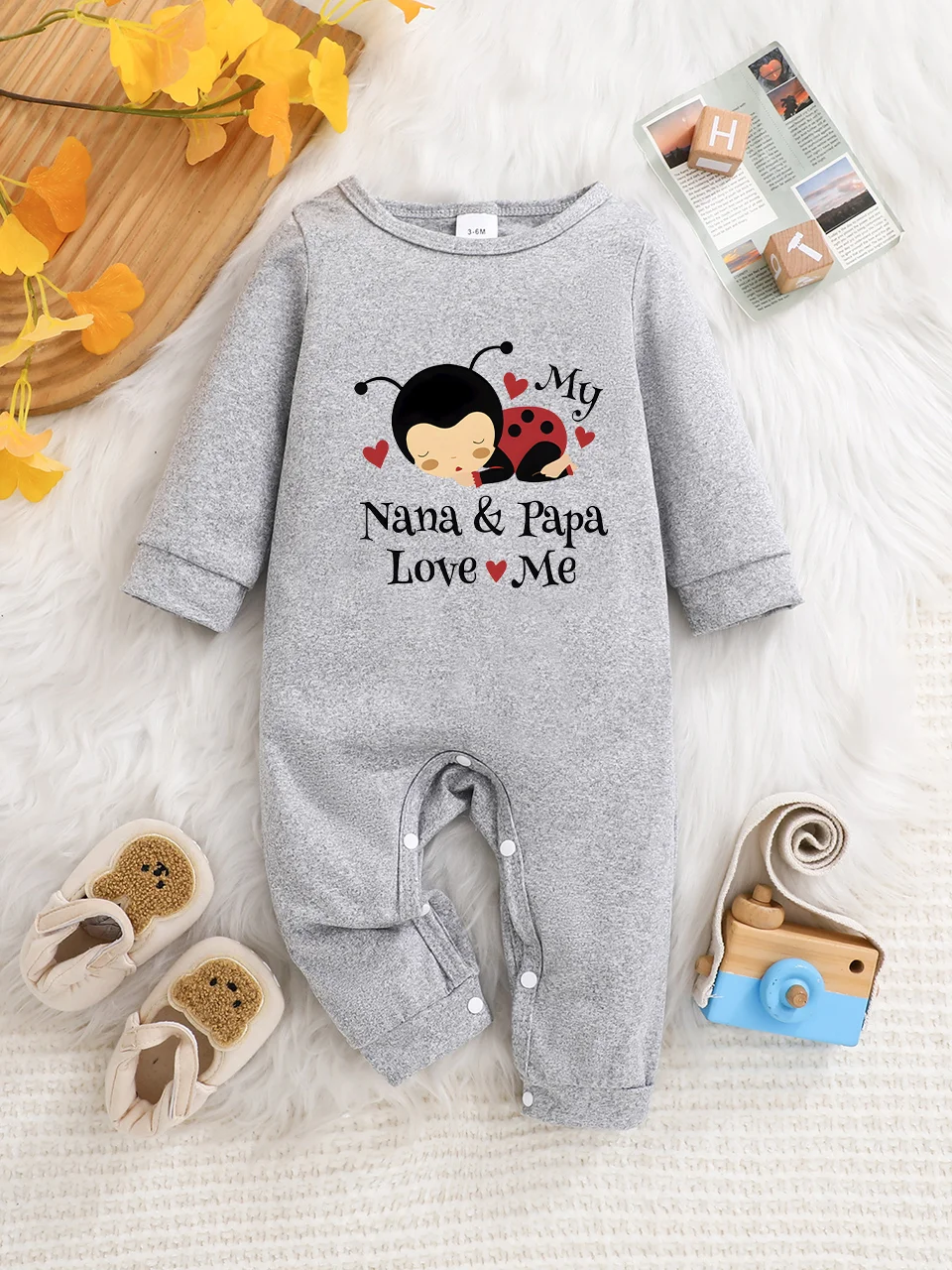 A baby long-sleeved onesie with interesting letter prints. It features a buttoned design for easy putting on and taking off
A baby long-sleeved onesie with interesting letter prints. It features a buttoned design for easy putting on and taking off