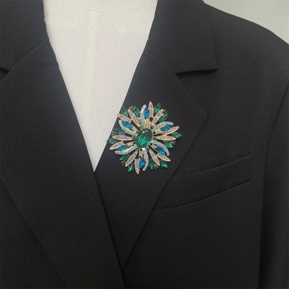 Exquisite Luxury Multicolor CZ Crystal Gem Geometry Flower Women's Brooch Fashion Zircon Metal Lapel Pins Jewelry Accessories
Exquisite Luxury Multicolor CZ Crystal Gem Geometry Flower Women's Brooch Fashion Zircon Metal Lapel Pins Jewelry Accessories
