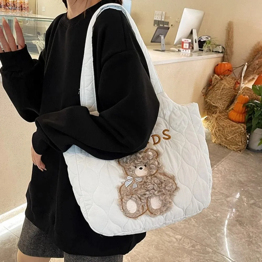 Сумка на плечо с мультяшным медведем в японском стиле, стеганая нейлоновая сумка с милой подкладкой, однотонная тканевая сумка с вышивкой, сумка-тоут для прогулок
Сумка на плечо с мультяшным медведем в японском стиле, стеганая нейлоновая сумка с милой подкладкой, однотонная тканевая сумка с вышивкой, сумка-тоут для прогулок