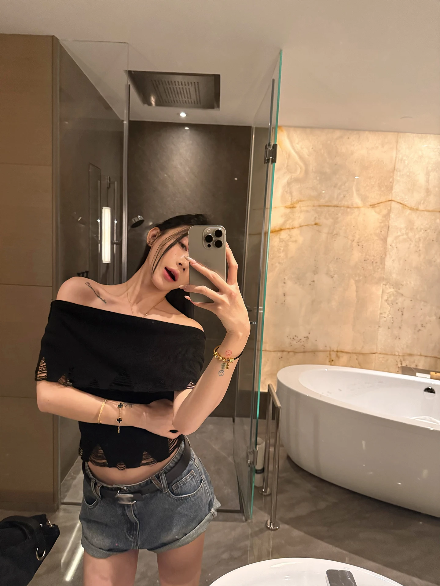 Вязаный топ с открытыми плечами и коротким рукавом для женщин, корейский стиль, весна-лето, модный дизайн, дышащий, удобный, из ри-волокна
Вязаный топ с открытыми плечами и коротким рукавом для женщин, корейский стиль, весна-лето, модный дизайн, дышащий, удобный, из ри-волокна