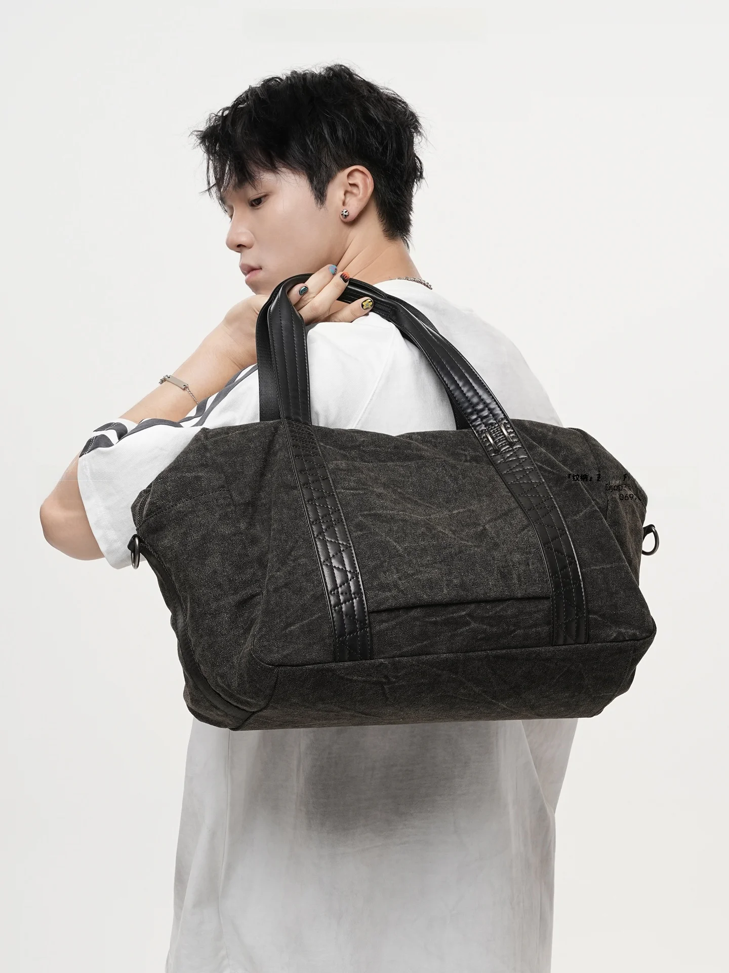 Unisex Canvas Travel Bag Lightweight Portable Handbag for Short Trips Large Capacity Storage Bag Fashionable Trendy Style
Unisex Canvas Travel Bag Lightweight Portable Handbag for Short Trips Large Capacity Storage Bag Fashionable Trendy Style