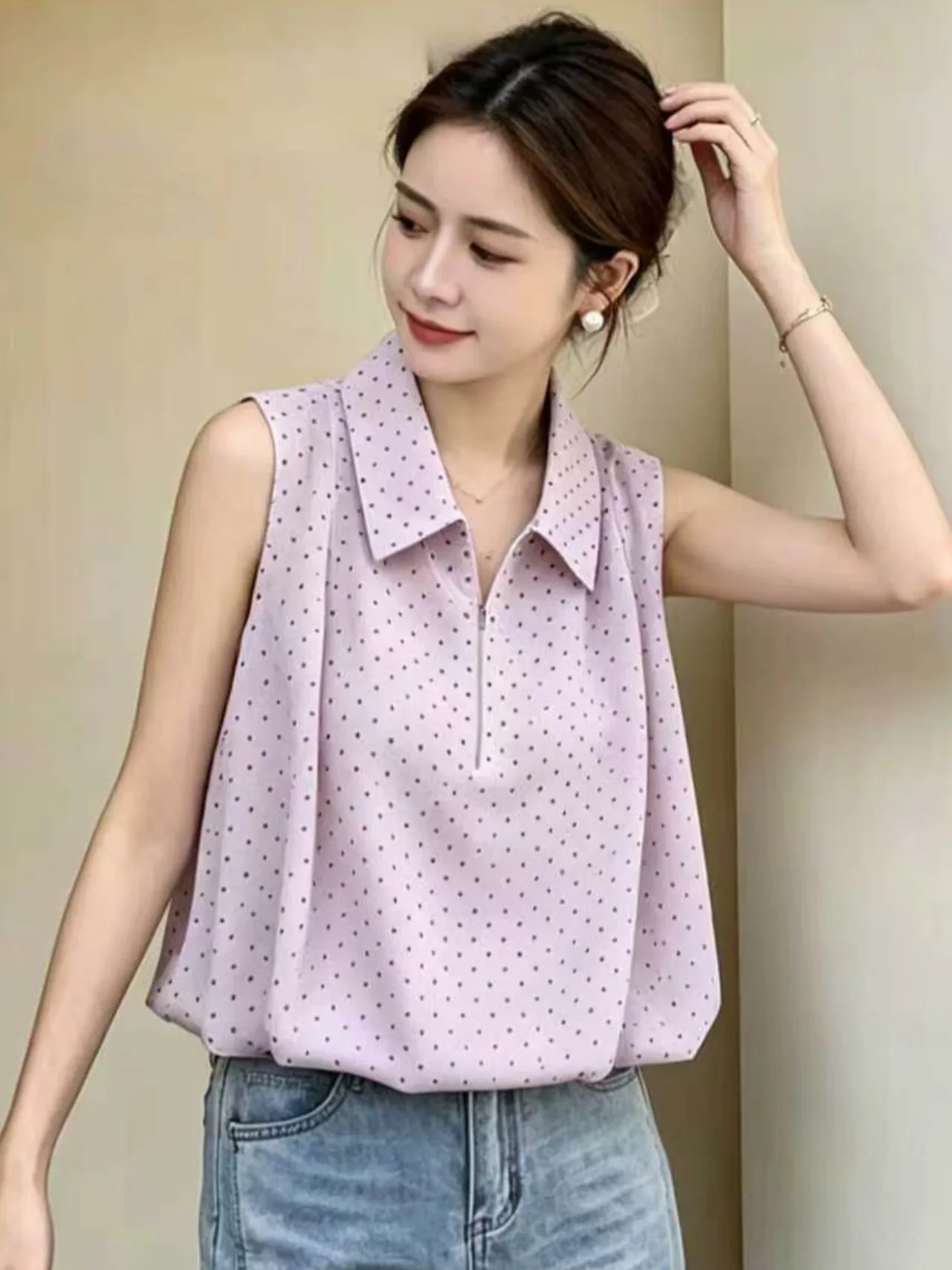 Summer 2026 New Collar Polka Dot Sleeveless Shirt Women's Loose Fit Short Top Elegant Feeling Casual Style Fashion Design
Summer 2026 New Collar Polka Dot Sleeveless Shirt Women's Loose Fit Short Top Elegant Feeling Casual Style Fashion Design