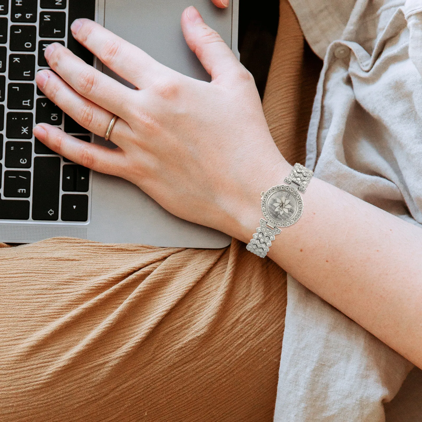 Ladies Quartz Watch Rhinestone Embellished Adjustable Belt Casual Wrist Watch for Women Fashionable Elegant Accessory
Ladies Quartz Watch Rhinestone Embellished Adjustable Belt Casual Wrist Watch for Women Fashionable Elegant Accessory
