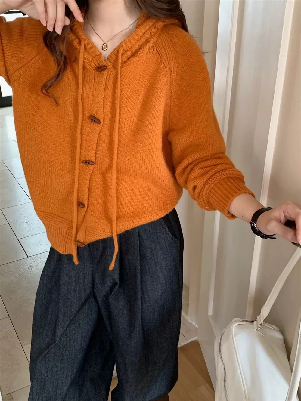 Женский вязаный кардиган-худи тыквенно-оранжевого цвета, повседневный, свободного кроя, с длинными рукавами, на пуговицах, из стойкой к выцветанию смесовой ткани.
Женский вязаный кардиган-худи тыквенно-оранжевого цвета, повседневный, свободного кроя, с длинными рукавами, на пуговицах, из стойкой к выцветанию смесовой ткани.