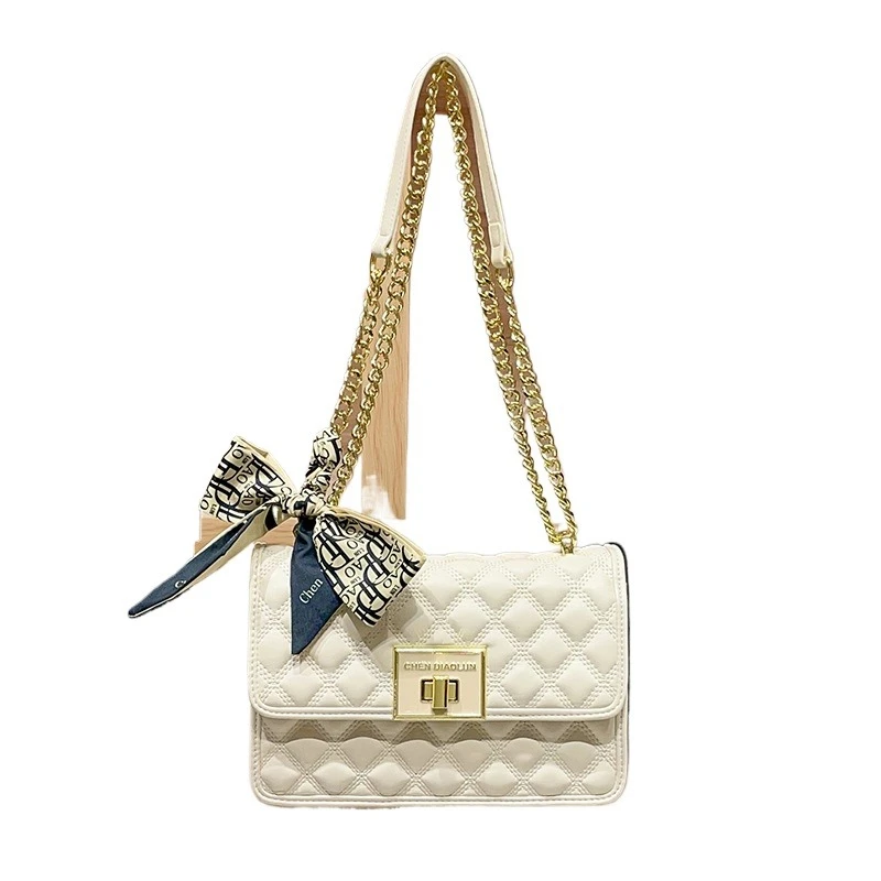 Новая сумка на цепочке с бриллиантами, модная и универсальная маленькая квадратная сумка, самая продаваемая сумка через плечо на одно плечо.
Новая сумка на цепочке с бриллиантами, модная и универсальная маленькая квадратная сумка, самая продаваемая сумка через плечо на одно плечо.