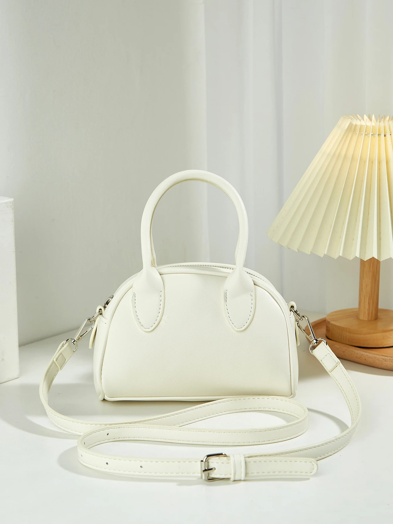 Новая модная и элегантная сумка-полумесяц, которую можно носить в руке или через плечо, идеально подходит для ежедневных поездок на работу.
Новая модная и элегантная сумка-полумесяц, которую можно носить в руке или через плечо, идеально подходит для ежедневных поездок на работу.