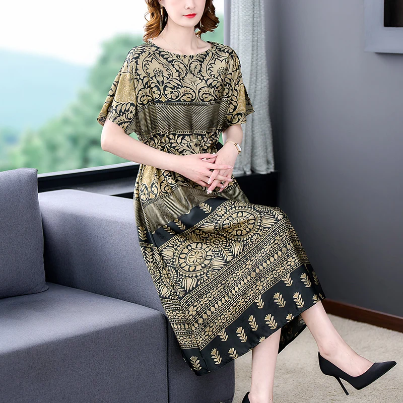 2023 Summer New Silk Retro Print Bat Sleeves Dress Loose Large Satin Belt Wrapped Waist Slim Long Dress Bohemian Robe
2023 Summer New Silk Retro Print Bat Sleeves Dress Loose Large Satin Belt Wrapped Waist Slim Long Dress Bohemian Robe