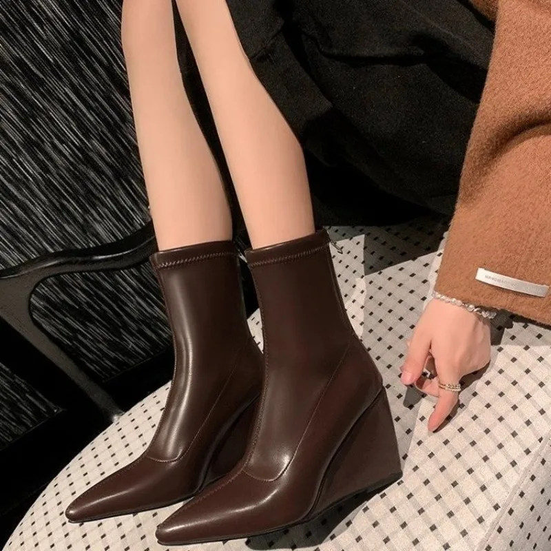 Женские ботильоны на танкетке, модные нескользящие износостойкие туфли на высоком каблуке с острым носком и молнией сзади
Женские ботильоны на танкетке, модные нескользящие износостойкие туфли на высоком каблуке с острым носком и молнией сзади