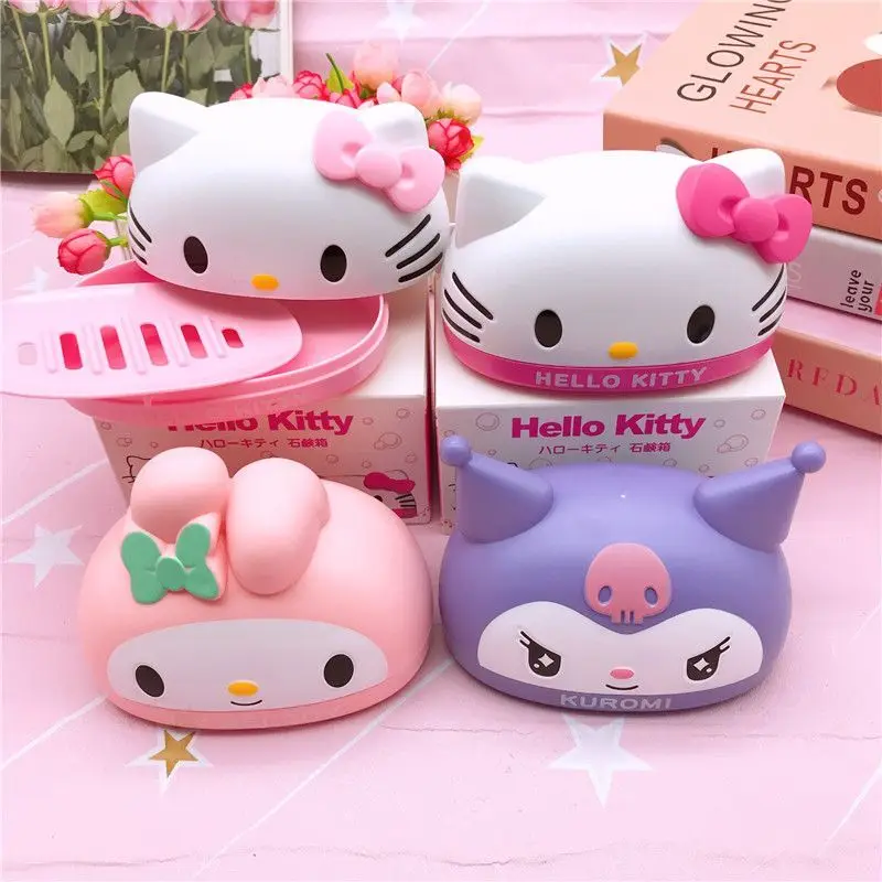 Sanrio аниме Коробка для мыла милые бытовые предметы Hello kitty kuromi мультяшный стиль украшения для ванной комнаты коробка для хранения мыла подарок
Sanrio аниме Коробка для мыла милые бытовые предметы Hello kitty kuromi мультяшный стиль украшения для ванной комнаты коробка для хранения мыла подарок