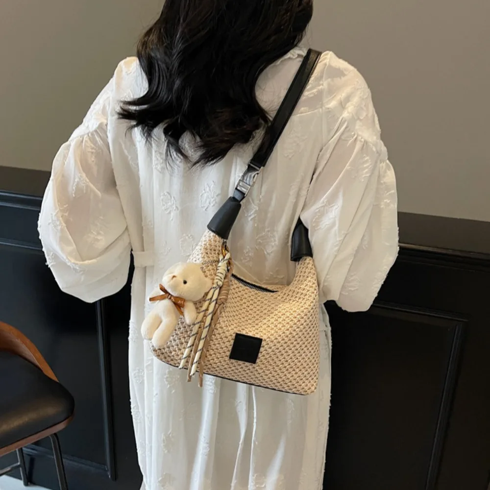 Simple Woven Style Shoulder Bag Fashion Creative Straw Weaving Handag Large Capacity Casual Crossbody Bag with Bear Pendant
Simple Woven Style Shoulder Bag Fashion Creative Straw Weaving Handag Large Capacity Casual Crossbody Bag with Bear Pendant