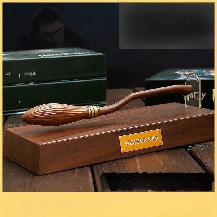 2026 Anime Magic Movie Peripheral Floating Wand Pen Ornaments Flying Broomstick Nimbus 2000 2001 Fire Bolt Fans Collect Gifts
2026 Anime Magic Movie Peripheral Floating Wand Pen Ornaments Flying Broomstick Nimbus 2000 2001 Fire Bolt Fans Collect Gifts