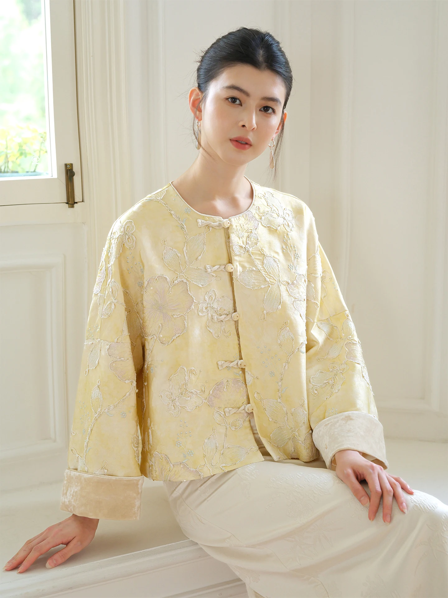 Бархатный женский тюре с вышивкой Ele, китайский костюм, осень-зима, Новое поступление, свободный костюм Тан, топ
Бархатный женский тюре с вышивкой Ele, китайский костюм, осень-зима, Новое поступление, свободный костюм Тан, топ