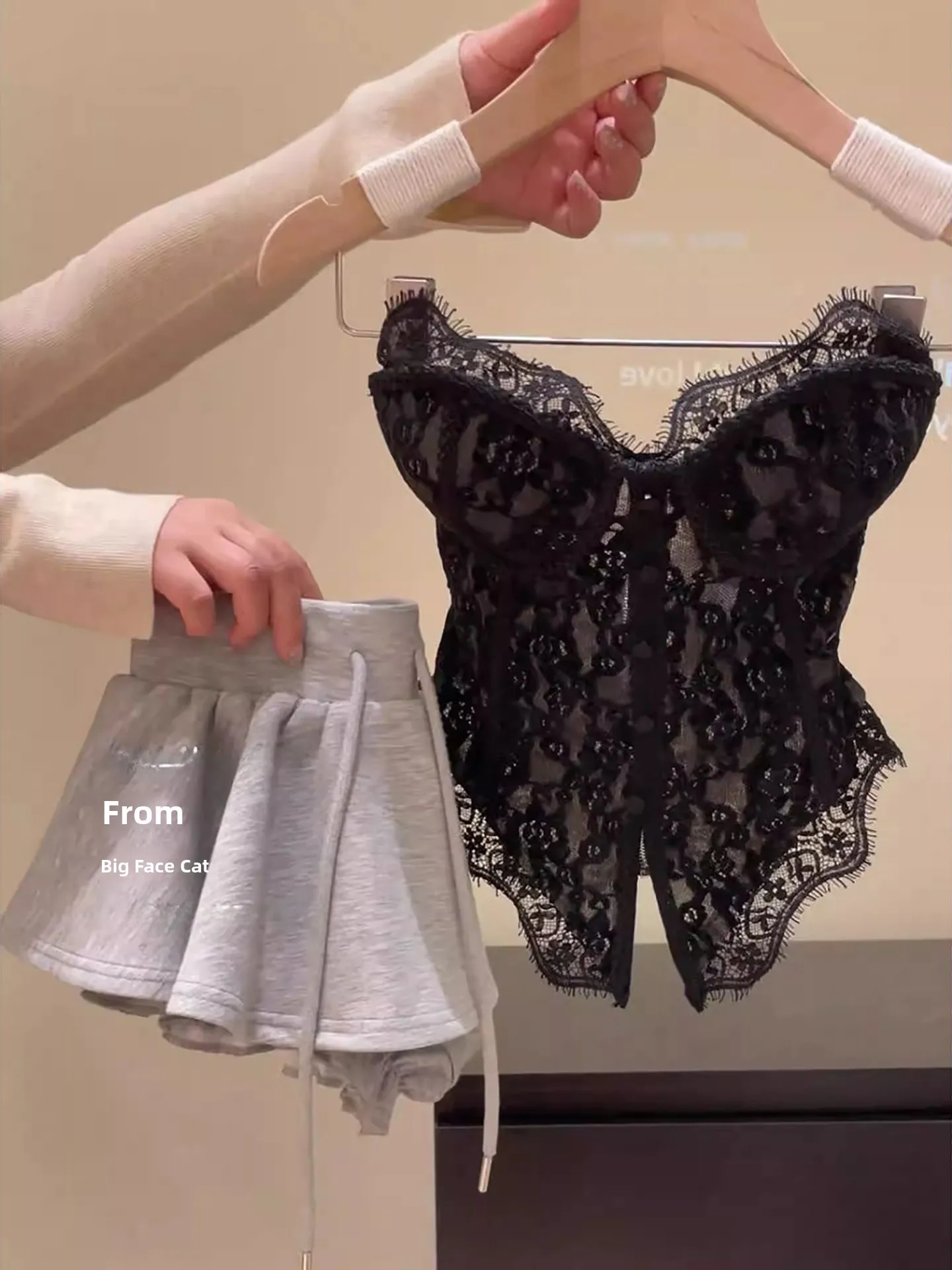 Ele Lace Fibone Strap Vest Women's Inner Pad Sexy Strapl Top ort Skirt Set Faionable Innerwear Outerwear
Ele Lace Fibone Strap Vest Women's Inner Pad Sexy Strapl Top ort Skirt Set Faionable Innerwear Outerwear