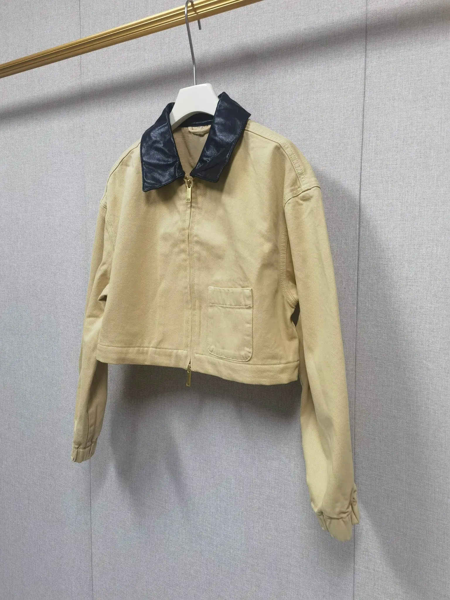 Autumn Women Khaki Double Zippers Leather Spliced Turn-down Collar Short Jacket + Belt A-line Mini Skirt
Autumn Women Khaki Double Zippers Leather Spliced Turn-down Collar Short Jacket + Belt A-line Mini Skirt